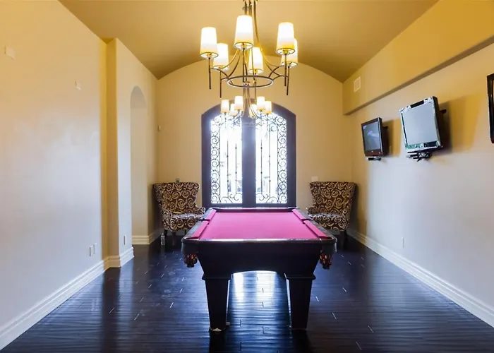 Gated Townhouse With 2 Suites, Heated Pool, Hot Tub Holiday home *