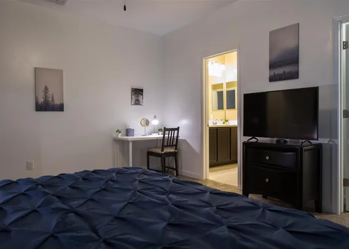 Gated Townhouse With 2 Suites, Heated Pool, Hot Tub Holiday home *