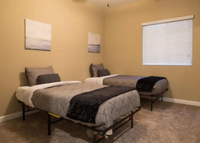 Gated Townhouse With 2 Suites, Heated Pool, Hot Tub Holiday home *