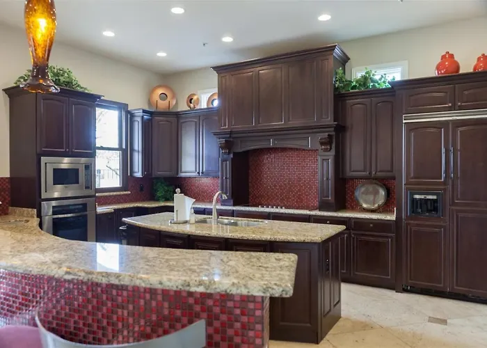 Holiday home Gated Townhouse With 2 Suites, Heated Pool, Hot Tub *