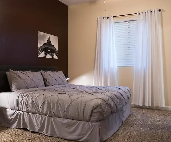 Gated Townhouse With 2 Suites, Heated Pool, Hot Tub Holiday home *