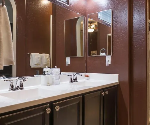 Gated Townhouse With 2 Suites, Heated Pool, Hot Tub Mesa