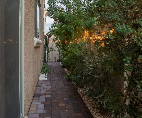Gated Townhouse With 2 Suites, Heated Pool, Hot Tub Holiday home *