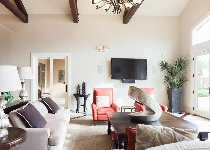 Gated Townhouse With 2 Suites, Heated Pool, Hot Tub *