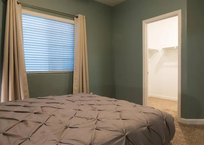Gated Townhouse With 2 Suites, Heated Pool, Hot Tub *