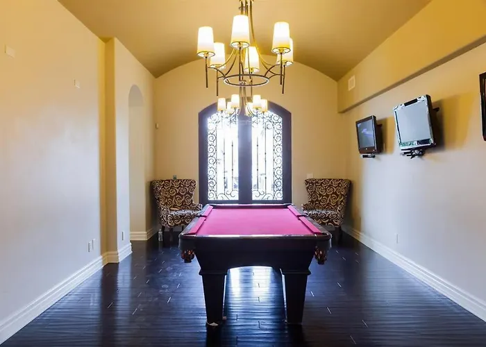 Gated Townhouse With 2 Suites, Heated Pool, Hot Tub *