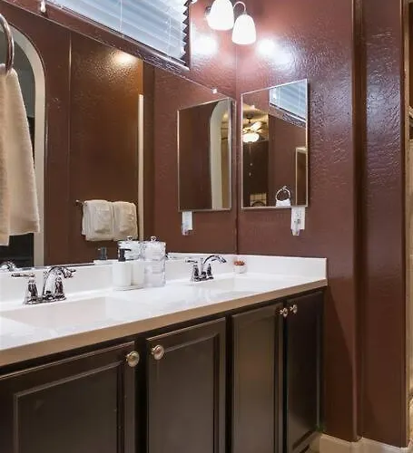 Gated Townhouse With 2 Suites, Heated Pool, Hot Tub Holiday home