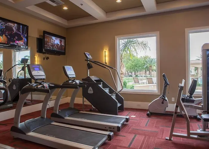 Gated Townhouse With 2 Suites, Heated Pool, Hot Tub Mesa